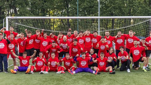 zdjęcie drużynowe Widzewa II Łodź po awansie do III ligi