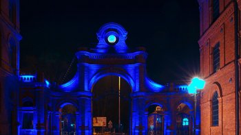 Zdjęcie promujące wydarzenie: "Polska na niebiesko" - akcja społeczna w Manufakturze -  fot. mat. Manufaktura