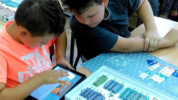 Urząd Komunikacji Elektronicznej oraz EC1 Łódź — Miasto Kultury w Łodzi serdecznie zapraszają na świetną zabawę: warsztaty z programowania dla najmłodszych - fot: https://cik.uke.gov.pl/