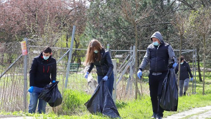 Urzędnicy wraz z pracownikami łódzkich firm sprzątają miasto - Archiwum UMŁ