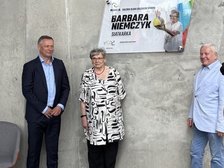 Barbara Niemczyk po odsłonięciu pamiątkowej tablicy