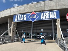 widok zewnętrzny hali atlas arena z logo Cavaliady