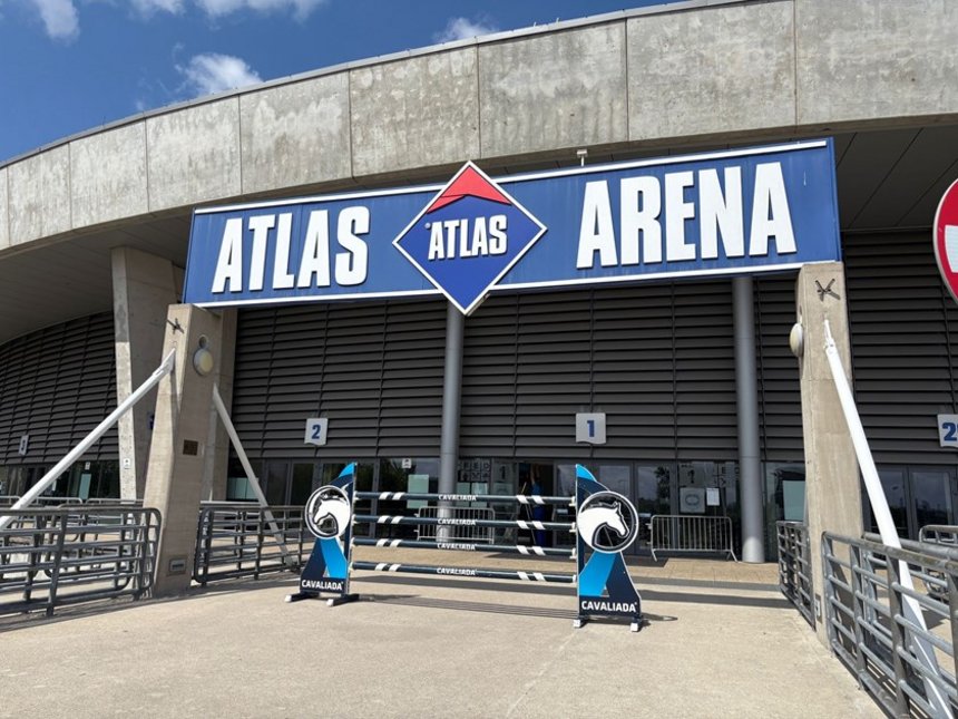 widok zewnętrzny hali atlas arena z logo Cavaliady