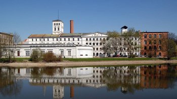 Oprowadzanie Marty Kowalewskiej po wystawach „Bunt materii”, „Metamorfizm” i „Ad initium” w Centralnym Muzeum Włókiennictwa -  fot. mat. pras. Centralne Muzeum Włókiennictwa w Łodzi