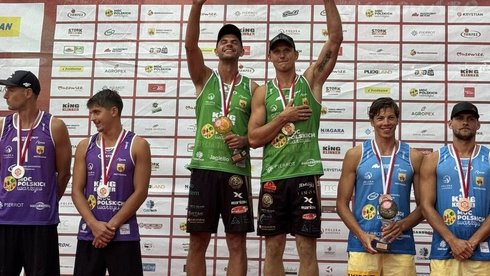 podium turnieju mężczyzn, cała medalowa 6 po ceremonii medalowej