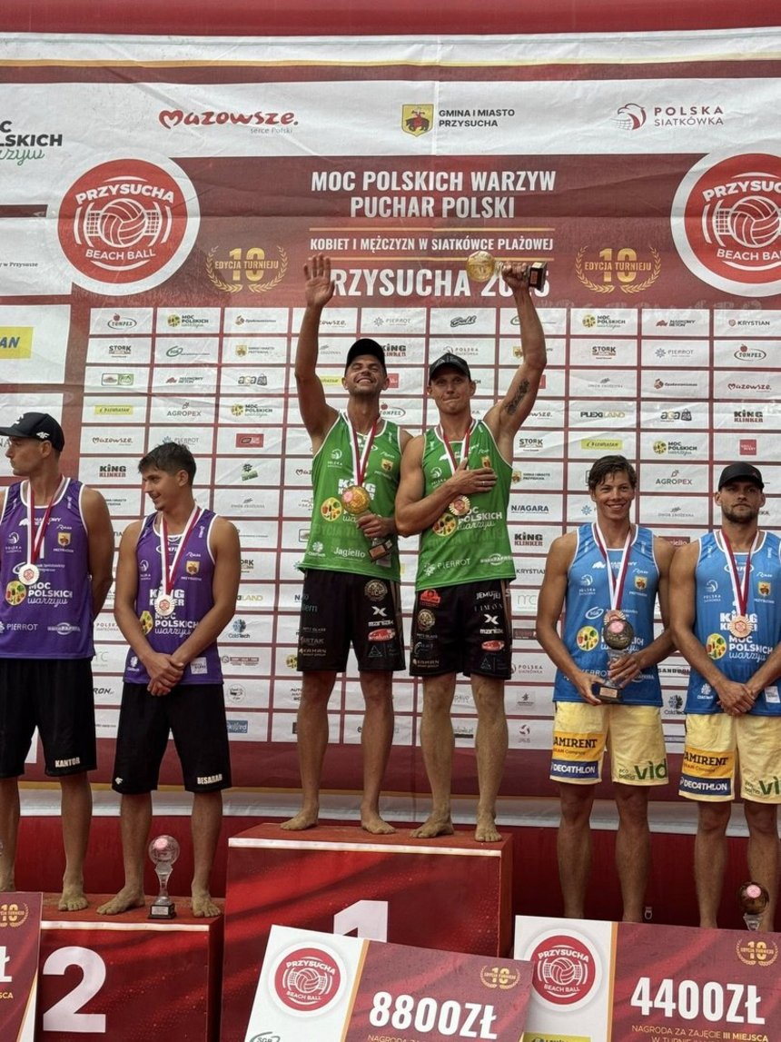 podium turnieju mężczyzn, cała medalowa 6 po ceremonii medalowej