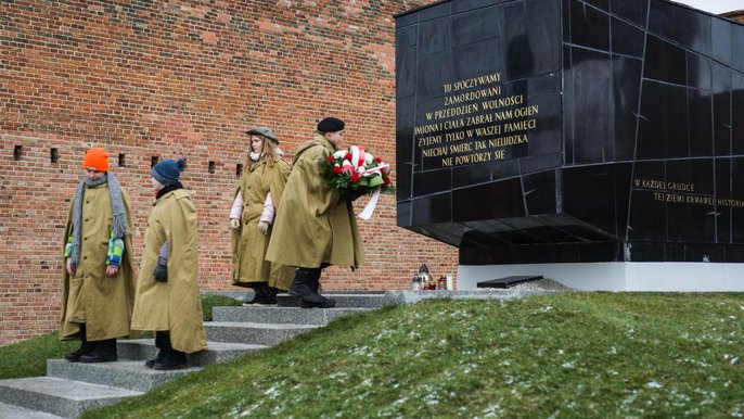 Od wielu lat w styczniu mieszkańcy Łodzi upamiętniają pamięć pomordowanych w więzieniu politycznym na Radogoszczu składając kwiaty pod Pomnikiem Martyrologii. - fot. Witold Ancerowicz