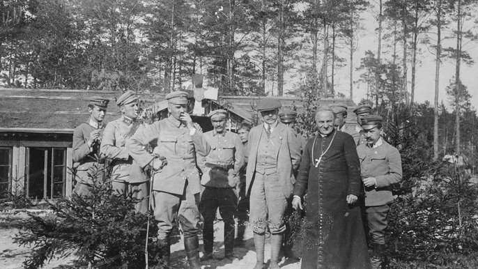 Na pozycjach pod Kostiuchnówka 1916. Uroczystość przed kasynem - foto:domena publiczna NAC