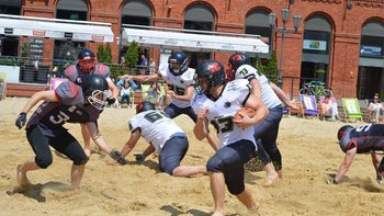 Zdjęcie promujące wydarzenie: American Football Day na plaży na rynku Manufaktury -  mat. pras. Manufaktura