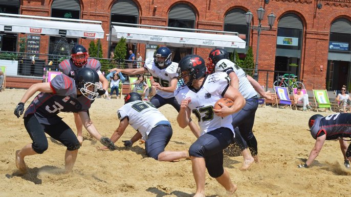 Zdjęcie promujące wydarzenie: American Football Day na plaży na rynku Manufaktury - mat. pras. Manufaktura