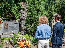 Prezydent Hanna Zdanowska i wiceprezydent Adam Pustelnik przy grobie Stefana Pogonowskiego. Fot. P. Wacławiak, UMŁ. 