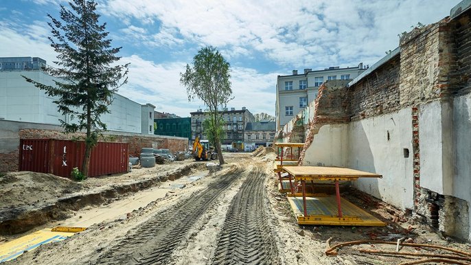 Mimo przedłużającej się pandemii trwają intensywne prace budowlane nad przebiciem między ulicami Legionów 25, a Ogrodową 20 i Gdańską 8. - fot. Radosław Jóźwiak / UMŁ