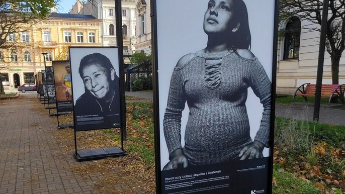 Wystawa o ubóstwie menstruacyjnym w pasażu Rubinsteina - fot. Paweł Łacheta