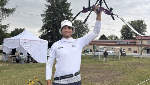 Tymoteusz łukasik pozujący do zdjęcia z łukiem