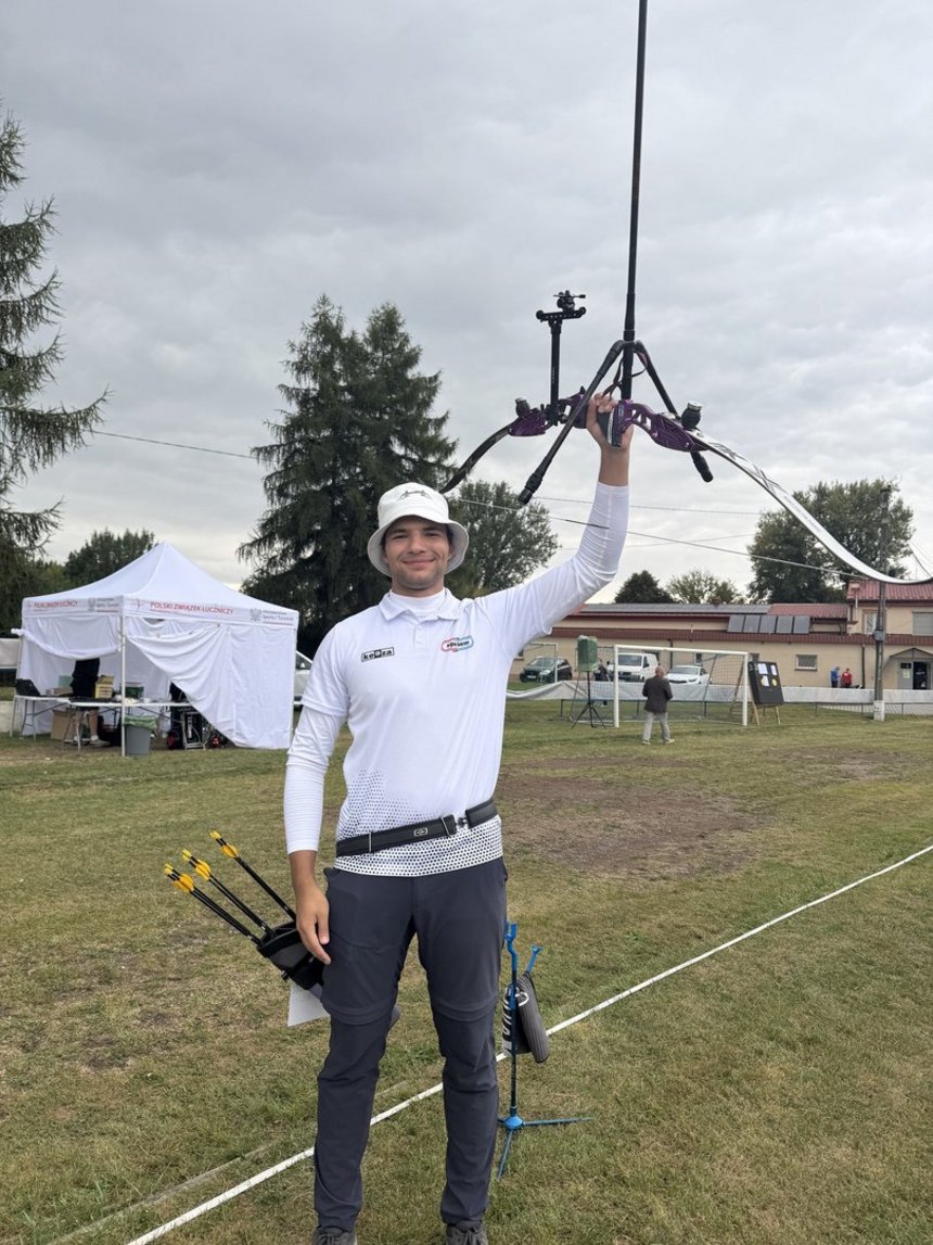 Tymoteusz łukasik pozujący do zdjęcia z łukiem
