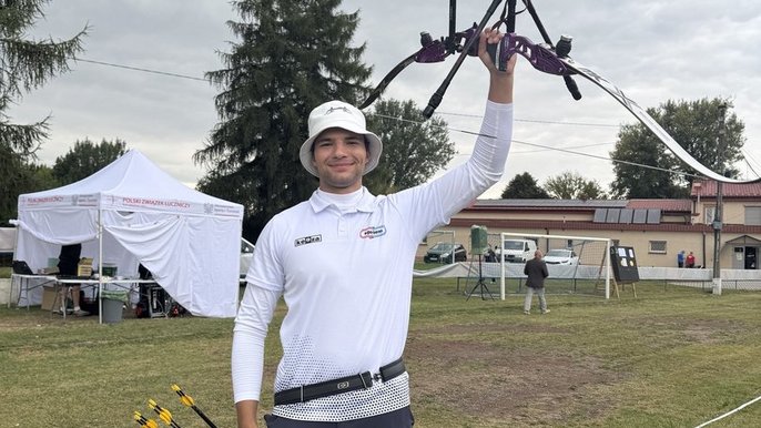 - Tymoteusz łukasik pozujący do zdjęcia z łukiem