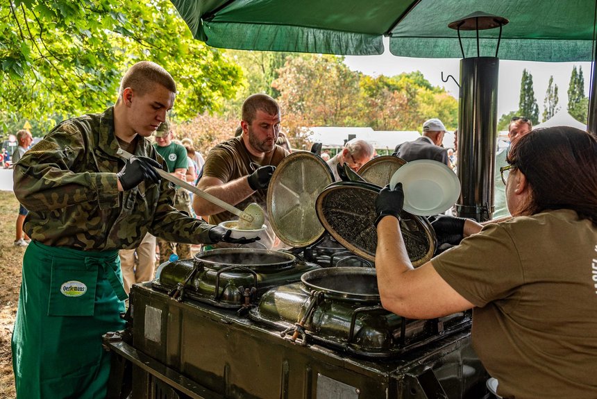 Wojskowa grochówka. Fot. P. Wacławiak, UMŁ.
