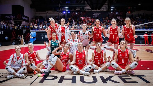 Polska drużyna na wspólnym zdjęciu po meczu z Kenią na hali w Phuket