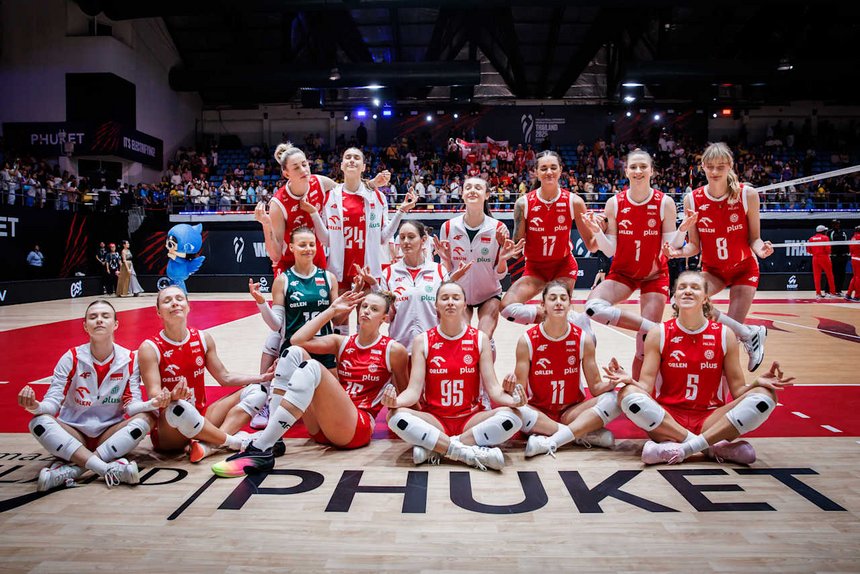 Polska drużyna na wspólnym zdjęciu po meczu z Kenią na hali w Phuket