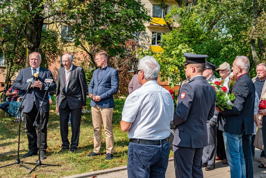 Radny Mateusz Walasek, Andrzej Amerski, prezes Łódzkiego Klubu Seniorów Lotnictwa i wiceprezydent Łodzi Adam Wieczorek. Fot. P. Wacławiak, UMŁ. 