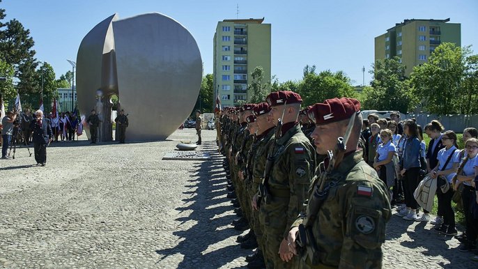 Pomnik Pękniętego Serca w parku Szarych Szeregów - fot. Radosław Jóźwiak