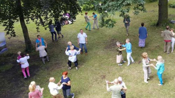 Zdjęcie promujące wydarzenie: Grill integracyjny z potańcówką w ogrodzie Poleskiego Ośrodka Sztuki -  fot. mat. Poleski Ośrodek Sztuki