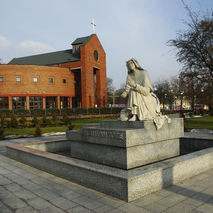 Pomnik Świętej Faustyny czerpiącej ze źródła Miłosierdzia, Plac Niepodległości. 