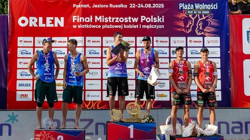 Piotr Janiak i Jędrzej Brożyniak na podium MP w siatkówce plażowej