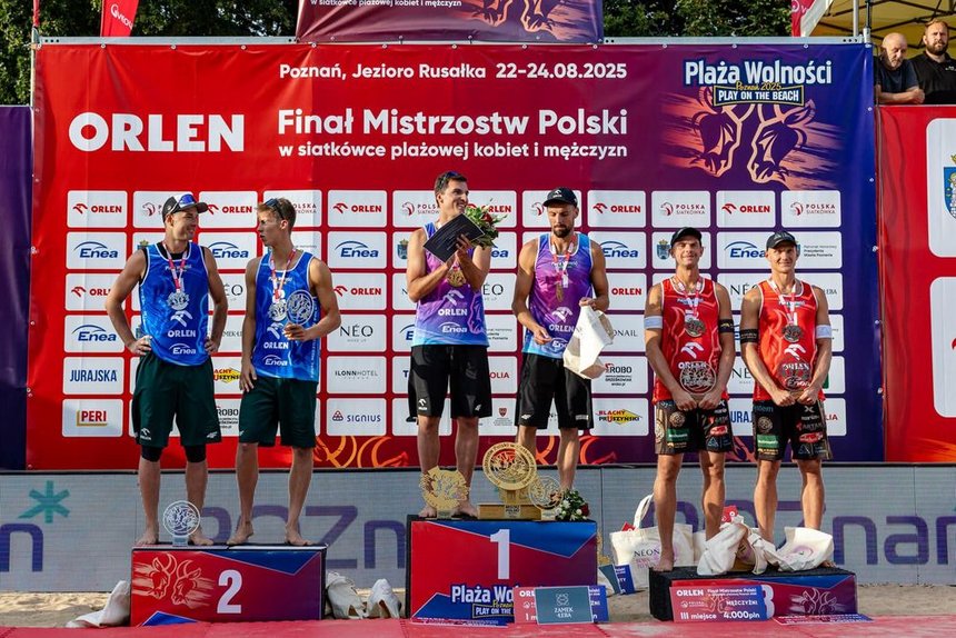 Piotr Janiak i Jędrzej Brożyniak na podium MP w siatkówce plażowej