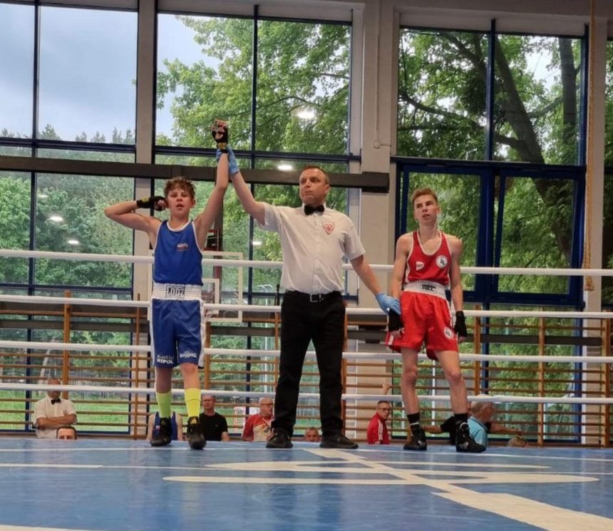 na zdjęciu sędzia podnosi do góry rękę zawodnika na znak zwycięstwa Matteo Głąba