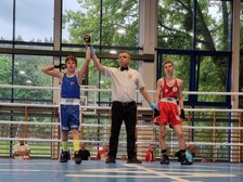 na zdjęciu sędzia podnosi do góry rękę zawodnika na znak zwycięstwa Matteo Głąba