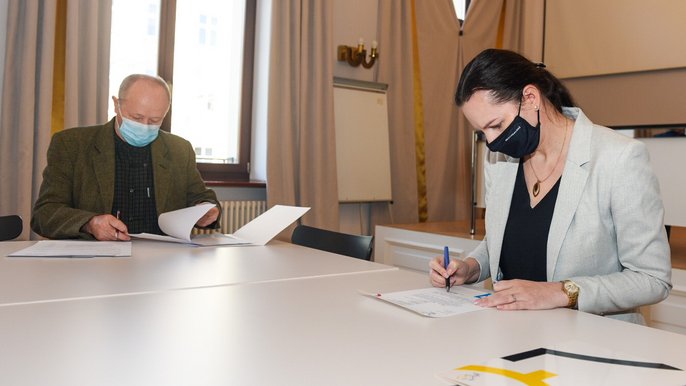 Podpisanie porozumienia między władzami miasta a związkami zawodowymi reprezentującymi niepedagogicznych pracowników oświaty - fot. UMŁ