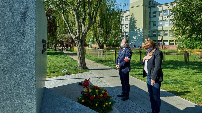 W 75. rocznicę zakończenia II wojny światowej prezydent Łodzi Hanna Zdanowska złożyła kwiaty pod pomnikiem Armii Krajowej na placu gen. Józefa Hallera. - fot. UMŁ