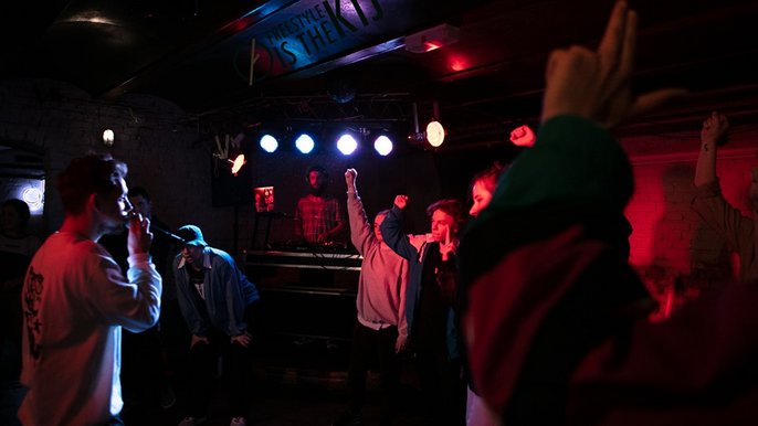 Grafika promująca wydarzenie: Gramofony i Bębny x Freestyle is the KIJ - Butcher B-Day Party w KIJu - fot. mat. Logo KIJ - Multitap & Cocktail Bar