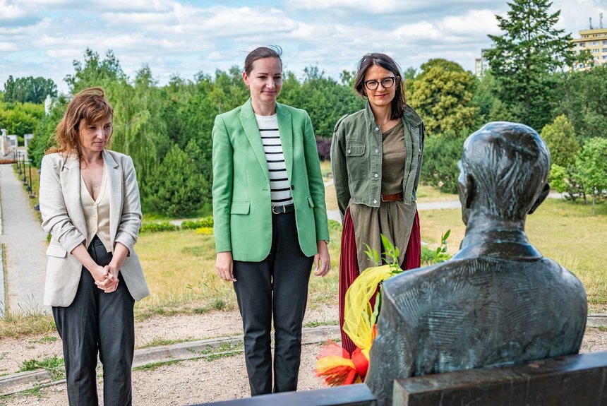 Wiceprezydent Łodzi Małgorzata Moskwa Wodnicka składa kwiaty. Z prawej: Aleksandra Zbieranowska z Centrum Dialogu im. Marka Edelmana, Fot: Patryk Wacławiak, UMŁ