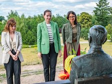 Wiceprezydent Łodzi Małgorzata Moskwa Wodnicka składa kwiaty. Z prawej: Aleksandra Zbieranowska z Centrum Dialogu im. Marka Edelmana, Fot: Patryk Wacławiak, UMŁ