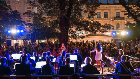 Koncert na ulicy Piotrkowskiej odbywający się wieczorem