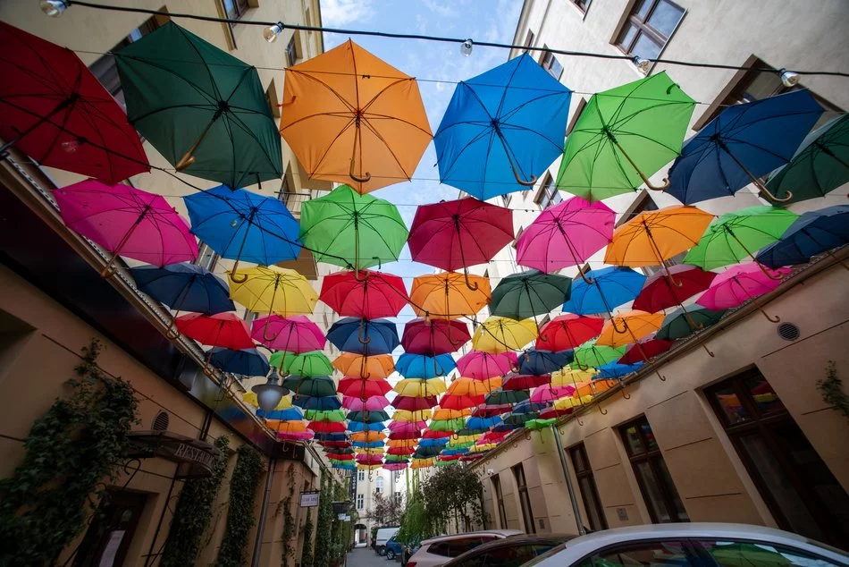  , Kilkadziesiąt kolorowych parasoli zainstalowanych nad podwórkiem przy Piotrkowskiej 120 