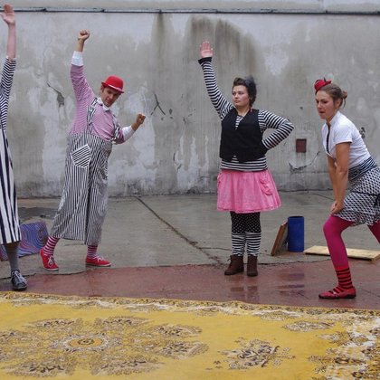 Na łódzkich podwórkach często gościli kuglarze bawiąc mieszkanców "sztukami", popisami gimnastycznymi i scenkami aktorskimi. , foto Archiwum UMŁ