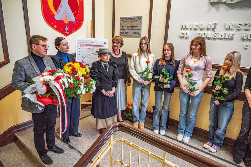 Senator Artur Dunin i wiceprezydent Łodzi Małgorzata Moskwa - Wodnicka przy tablicy Romany Pachuckiej, IV LO. Fot. P. Wacławiak, UMŁ. 