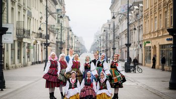 Zdjęcie promujące całoroczny, jubileuszowy projekt „”Łódź” folkoloruje Łódź”” -  fot. mat. pras. Zespół Pieśni i Tańca Łódź / Folk Song and Dance Ensemble Lodz