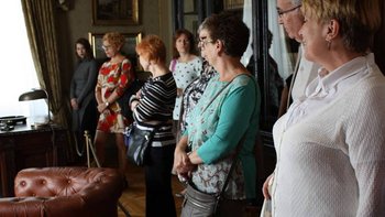 Oprowadzanie po wnętrzach pałacu.  -  fot. Muzeum Pałac Herbsta