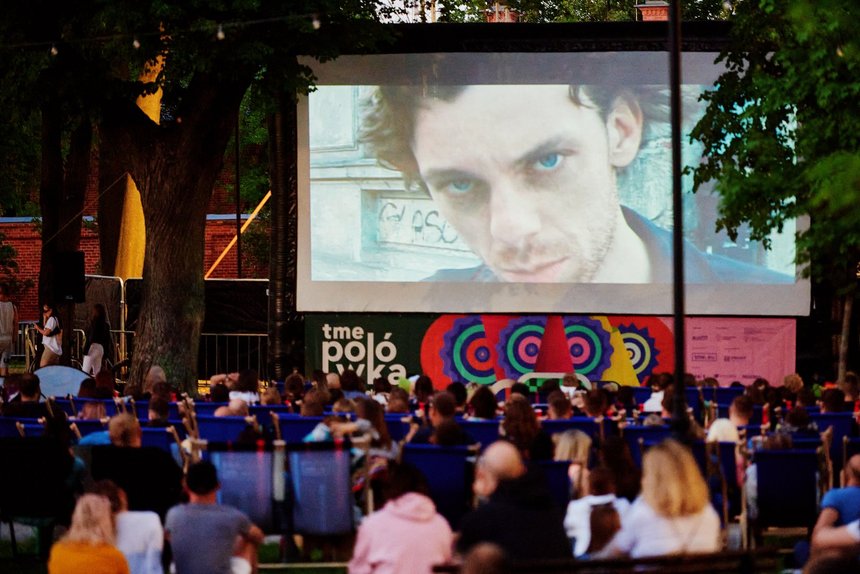 Ekran polówki na Księżym Młynie wieczorem