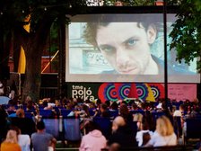 Ekran polówki na Księżym Młynie wieczorem