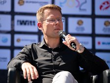 Wiceprezydent Adam Wieczorem podczas przemowy