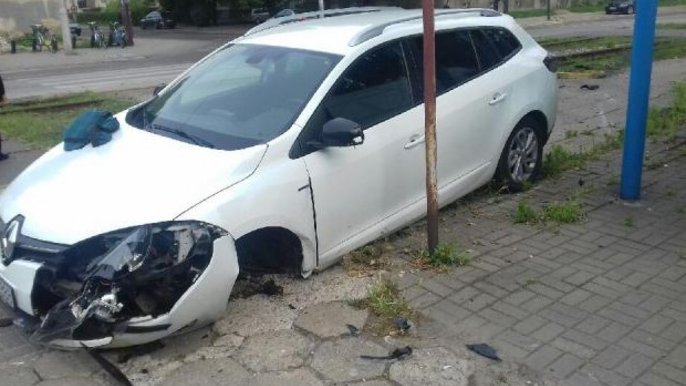 Prowadził pod wpływem i rozbił pojazd 