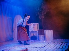 Aktorka spektaklu na scenie.