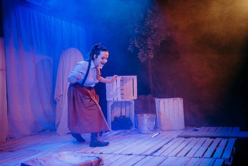Aktorka spektaklu na scenie.