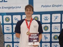 Gajda Jan trzymający dyplom za 1 miejsce