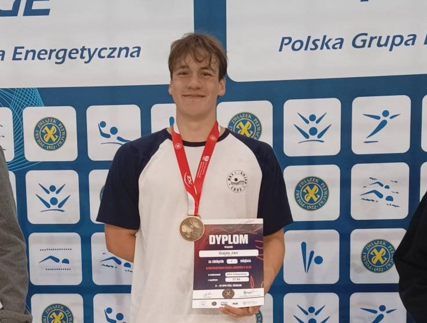 Gajda Jan trzymający dyplom za 1 miejsce